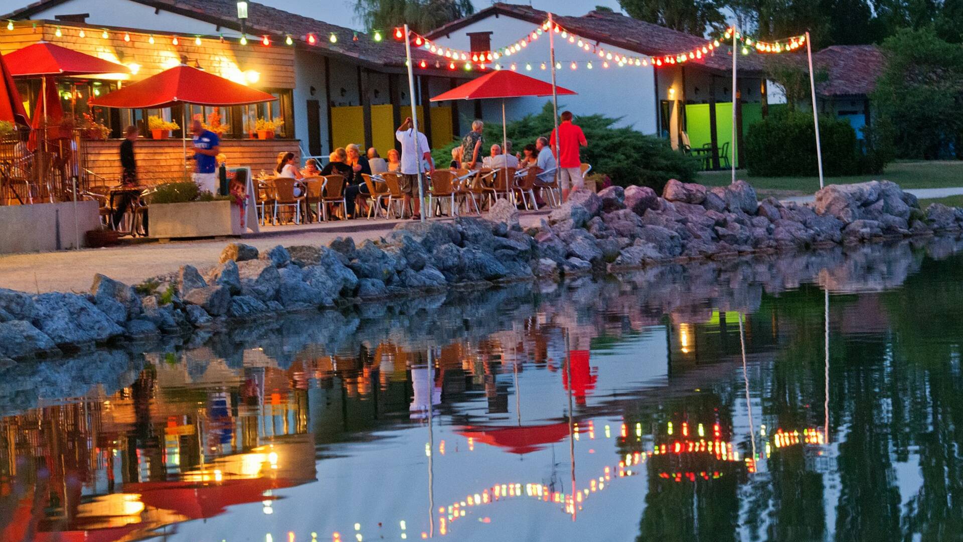 Terrasse nuit, Village vacances, Club nature *** Miléade, Samatan, Savès, Gers, Gascogne, France. Didier Cavailhès/Miléade
