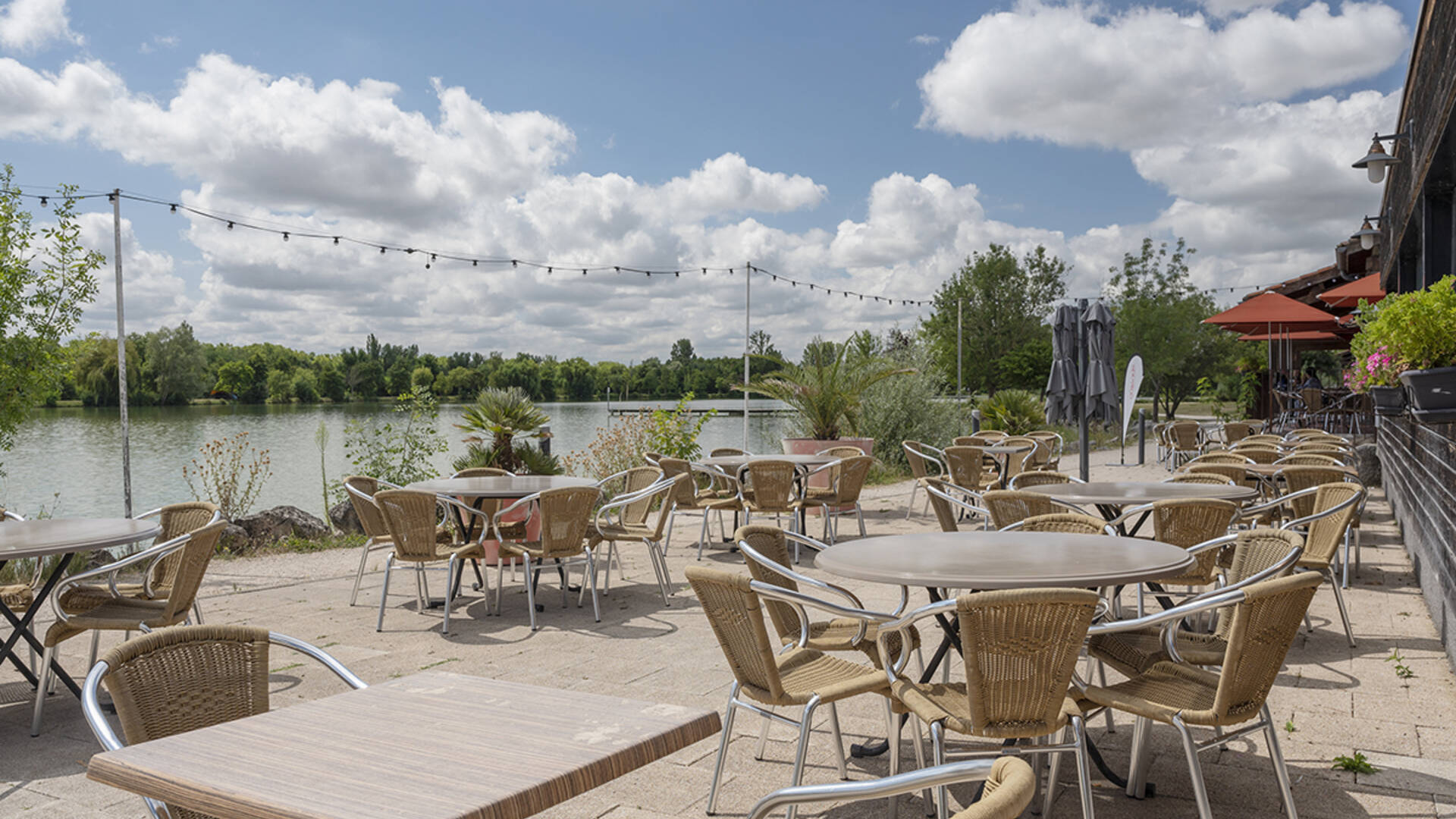 Terrasse, Village vacances, Club nature *** Miléade, Samatan, Savès, Gers, Gascogne, France. MyPhotoAgency/Paul Meyranx 